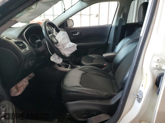 2019 Jeep Compass Altitude z VIN 3C4NJDBBXKT656785, wystawiony jako Copart lot #59485815 z przebiegiem 85 940 mil mil oraz Szkoda całkowita • Salvage title. Historia ofert i sprzedaży dostępna na DreamBid. Obrazek 7.