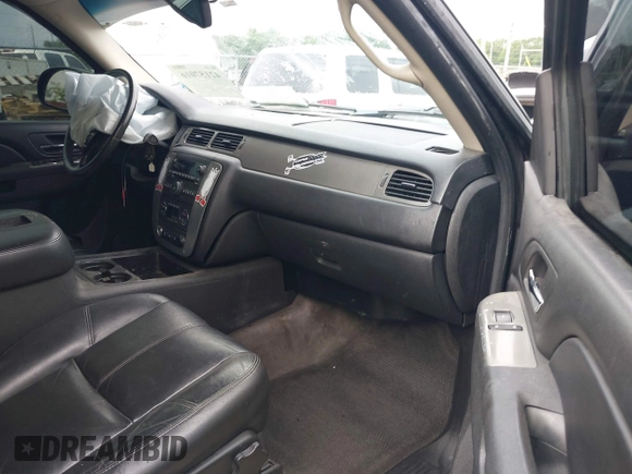 2010 Chevrolet Tahoe LT z VIN 1GNUKBE03AR221483, wystawiony jako IAAI lot #42157016 z przebiegiem 233 193 mil mil oraz . Historia ofert i sprzedaży dostępna na DreamBid. Obrazek 5.