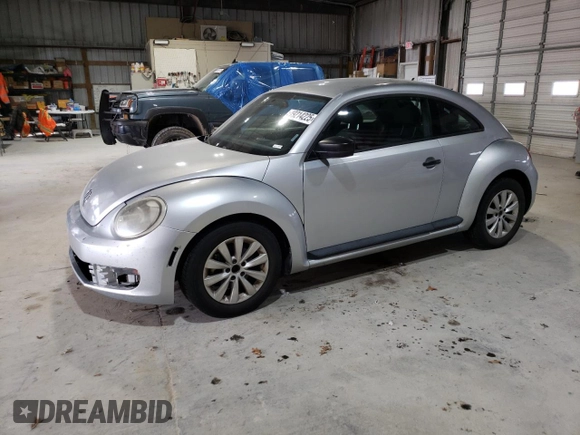 2014 Volkswagen Beetle Entry z VIN 3VWF17AT8EM645912, wystawiony jako Copart lot #49214225 z przebiegiem 152 204 mil mil oraz Czysty tytuł • Clean title. Historia ofert i sprzedaży dostępna na DreamBid. Obrazek 1.