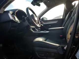 2025 Mazda CX-70 Premium z VIN JM3KJDHA2S1104133, wystawiony jako Copart lot #79997584 z przebiegiem 1105 mil mil oraz Szkody całkowita. Historia ofert i sprzedaży dostępna na DreamBid. Obrazek 7.