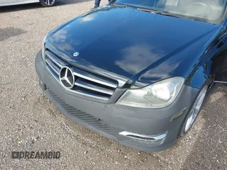 2014 Mercedes-Benz C 250 Sport z VIN WDDGF4HB0EA957858, wystawiony jako IAAI lot #42253090 z przebiegiem 192 097 mil mil oraz . Historia ofert i sprzedaży dostępna na DreamBid. Obrazek 6.