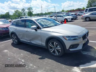 2025 Volvo V60 Plus z VIN YV4L12WK3S2148033, wystawiony jako IAAI lot #42389242 z przebiegiem 1 471 mil mil oraz . Historia ofert i sprzedaży dostępna na DreamBid. Obrazek 1.