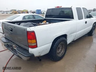 2006 Chevrolet Silverado 1500 LT1 with VIN 1GCEC19VX6Z261903, listed as a IAAI auction lot 41552645 with 330,838 mi miles. Bid and sale history available at carsss.com. Image 4.