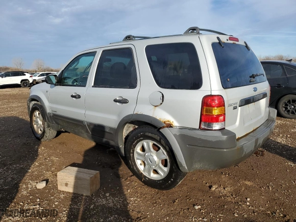 2002 Ford Escape Limited with VIN 1FMCU04172KB15489, listed as a Copart auction lot 83844824 with 286,595 mi miles and Salvage Title. Bid and sale history available at carsss.com. Image 2.