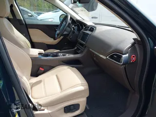 2017 Jaguar F-Pace 35t Prestige z VIN SADCK2BV4HA087827, wystawiony jako IAAI lot #41980338 z przebiegiem Nie podano mil oraz . Historia ofert i sprzedaży dostępna na DreamBid. Obrazek 5.