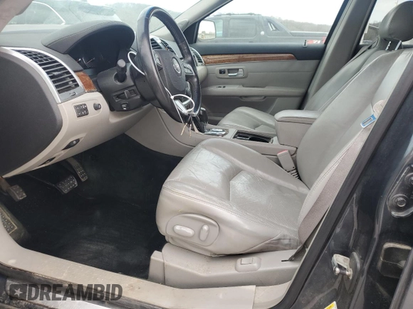 2009 Cadillac SRX RWD z VIN 1GYEE637990137951, wystawiony jako Copart lot #47473825 z przebiegiem 188 592 mil mil oraz Czysty tytuł • Clean title. Historia ofert i sprzedaży dostępna na DreamBid. Obrazek 7.