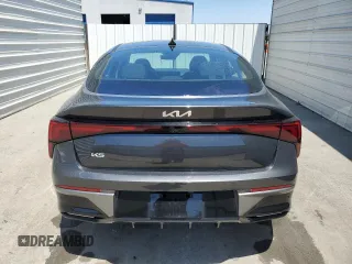 2025 Kia K5 LXS z VIN KNAG24J71S5316232, wystawiony jako Copart lot #61090395 z przebiegiem 12 898 mil mil oraz Czysty tytuł • Clean title. Historia ofert i sprzedaży dostępna na DreamBid. Obrazek 6.