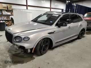 2022 Bentley Bentayga V8 z VIN SJAAM2ZV9NC011119, wystawiony jako Copart lot #80532534 z przebiegiem 44 510 mil mil oraz Szkody całkowita. Historia ofert i sprzedaży dostępna na DreamBid. Obrazek 1.