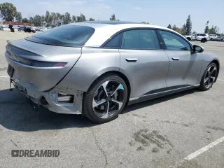 2023 Lucid Air Grand Touring z VIN 50EA1GBA0PA001634, wystawiony jako Copart lot #55429025 z przebiegiem 40 822 mil mil oraz Szkody całkowita. Historia ofert i sprzedaży dostępna na DreamBid. Obrazek 3.