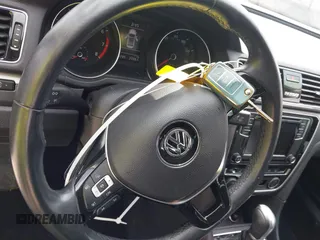 2018 Volkswagen Passat S z VIN 1VWAA7A35JC040106, wystawiony jako IAAI lot #41921626 z przebiegiem 60 785 mil mil oraz . Historia ofert i sprzedaży dostępna na DreamBid. Obrazek 11.