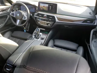 2023 BMW 5 Series 540i z VIN WBA53BJ0XPWX85901, wystawiony jako Copart lot #85325094 z przebiegiem 58 372 mil mil oraz Szkoda całkowita • Salvage title. Historia ofert i sprzedaży dostępna na DreamBid. Obrazek 8.