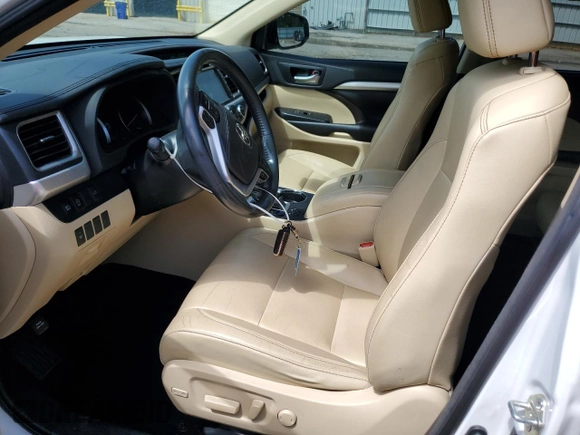 2018 Toyota Highlander SE z VIN 5TDKZRFHXJS539384, wystawiony jako Copart lot #57213565 z przebiegiem 111 375 mil mil oraz Szkoda całkowita • Salvage title. Historia ofert i sprzedaży dostępna na DreamBid. Obrazek 7.