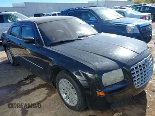2009 Chrysler 300 LX z VIN 2C3KA43D09H577989, wystawiony jako IAAI lot #40934677 z przebiegiem 135 967 mil mil oraz . Historia ofert i sprzedaży dostępna na DreamBid. Obrazek 1.