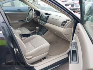 2005 Toyota Camry STD z VIN 4T1BE32K35U005795, wystawiony jako IAAI lot #42436495 z przebiegiem 216 913 mil mil oraz . Historia ofert i sprzedaży dostępna na DreamBid. Obrazek 5.