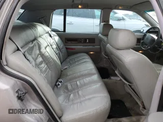 1996 Cadillac Fleetwood z VIN 1G6DW52P6TR702611, wystawiony jako Copart lot #77202664 z przebiegiem 159 994 mil mil oraz Szkody całkowita. Historia ofert i sprzedaży dostępna na DreamBid. Obrazek 10.