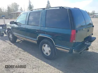 1998 Chevrolet Tahoe z VIN 1GNEK13R9WJ365044, wystawiony jako IAAI lot #42042506 z przebiegiem 187 987 mil mil oraz . Historia ofert i sprzedaży dostępna na DreamBid. Obrazek 3.