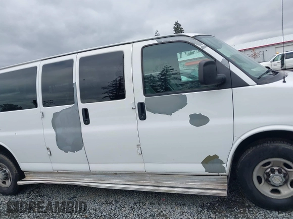 2007 Chevrolet Express Passenger z VIN 1GAHG39U671193189, wystawiony jako IAAI lot #42245925 z przebiegiem 234 555 mil mil oraz . Historia ofert i sprzedaży dostępna na DreamBid. Obrazek 13.
