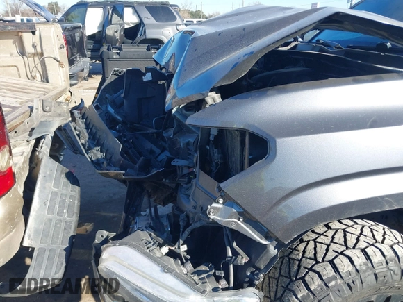 2021 Toyota Tacoma SR z VIN 3TYAX5GN3MT023665, wystawiony jako IAAI lot #41399435 z przebiegiem 53 552 mil mil oraz . Historia ofert i sprzedaży dostępna na DreamBid. Obrazek 6.