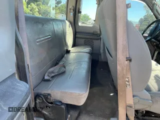 2001 Ford F-250 XL z VIN 3FTNX21L81MA87019, wystawiony jako Copart lot #64358625 z przebiegiem 177 555 mil mil oraz Czysty tytuł • Clean title. Historia ofert i sprzedaży dostępna na DreamBid. Obrazek 6.