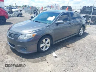 2011 Toyota Camry LE z VIN 4T1BF3EK7BU197078, wystawiony jako IAAI lot #42388549 z przebiegiem 250 873 mil mil oraz . Historia ofert i sprzedaży dostępna na DreamBid. Obrazek 2.