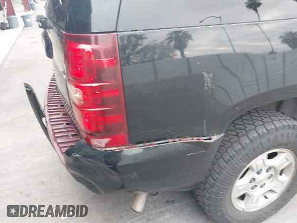 2007 Chevrolet Tahoe LS z VIN 1GNFC13C37J395803, wystawiony jako IAAI lot #42068163 z przebiegiem 273 156 mil mil oraz . Historia ofert i sprzedaży dostępna na DreamBid. Obrazek 13.