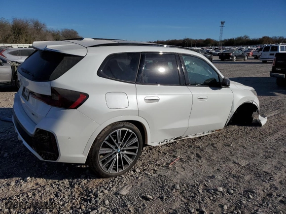 2025 BMW X1 xDrive28i with VIN WBX73EF05S5043722, listed as a Copart auction lot 83622514 with 2,423 mi miles and Salvage Title. Bid and sale history available at carsss.com. Image 3.