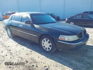 2011 Lincoln Town Car Executive L z VIN 2LNBL8EV7BX754824, wystawiony jako IAAI lot #42142808 z przebiegiem 494 049 mil mil oraz . Historia ofert i sprzedaży dostępna na DreamBid. Obrazek 1.