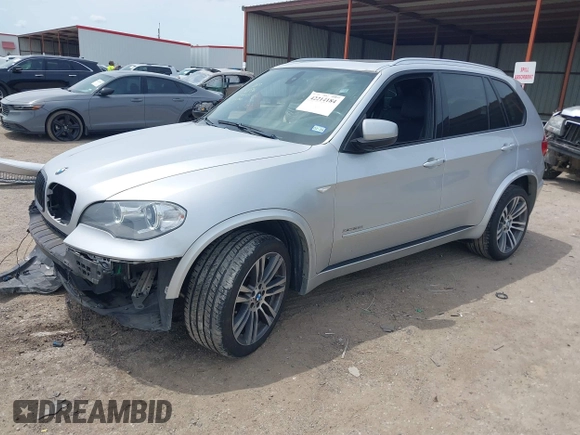 2013 BMW X5 xDrive35i z VIN 5UXZV4C59D0E03876, wystawiony jako IAAI lot #42214184 z przebiegiem 127 480 mil mil oraz . Historia ofert i sprzedaży dostępna na DreamBid. Obrazek 18.