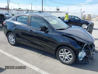 2016 Scion iA z VIN 3MYDLBZVXGY136298, wystawiony jako IAAI lot #42014712 z przebiegiem 124 038 mil mil oraz . Historia ofert i sprzedaży dostępna na DreamBid. Obrazek 1.
