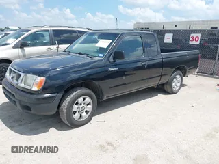 2000 Nissan Frontier XE z VIN 1N6DD26S7YC359637, wystawiony jako IAAI lot #42752725 z przebiegiem 340 199 mil mil oraz . Historia ofert i sprzedaży dostępna na DreamBid. Obrazek 2.