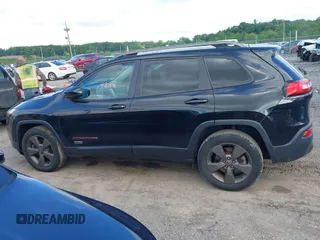 2017 Jeep Cherokee Latitude z VIN 1C4PJMCS4HW512630, wystawiony jako IAAI lot #42279298 z przebiegiem 77 329 mil mil oraz . Historia ofert i sprzedaży dostępna na DreamBid. Obrazek 14.