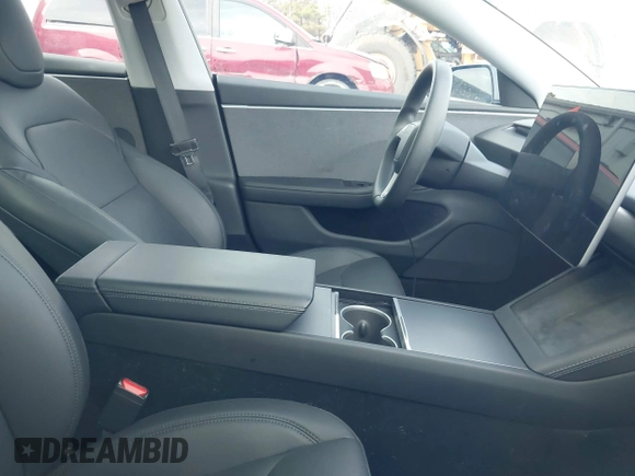 2024 Tesla Model 3 z VIN 5YJ3E1EA4RF742745, wystawiony jako IAAI lot #42085235 z przebiegiem 28 094 mil mil oraz . Historia ofert i sprzedaży dostępna na DreamBid. Obrazek 5.