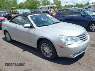 2009 Chrysler Sebring Touring z VIN 1C3LC55D79N539412, wystawiony jako IAAI lot #42382980 z przebiegiem 104 958 mil mil oraz . Historia ofert i sprzedaży dostępna na DreamBid. Obrazek 1.