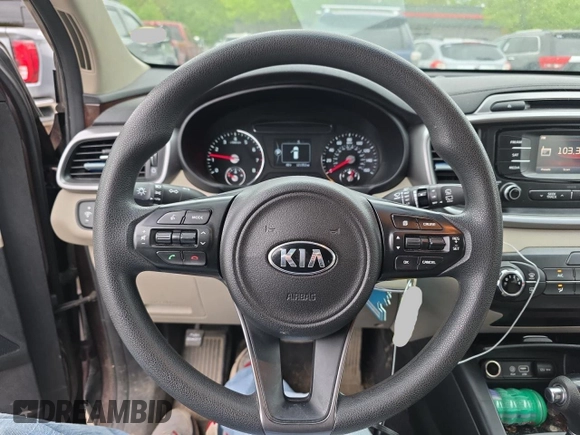 2016 Kia Sorento LX z VIN 5XYPGDA56GG003372, wystawiony jako Copart lot #58873935 z przebiegiem 121 352 mil mil oraz Czysty tytuł • Clean title. Historia ofert i sprzedaży dostępna na DreamBid. Obrazek 9.