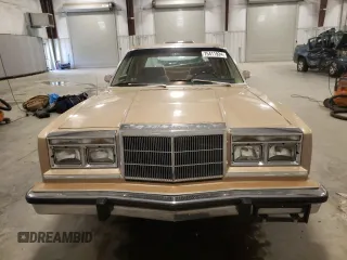 1983 Chrysler New Yorker 5th Ave Edition z VIN 2C3BF66P5DR150653, wystawiony jako Copart lot #75411924 z przebiegiem 67 095 mil mil oraz Szkody całkowita. Historia ofert i sprzedaży dostępna na DreamBid. Obrazek 5.