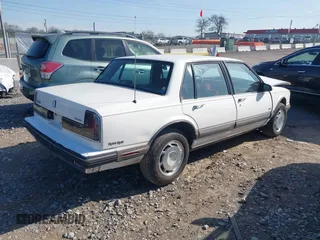 1990 Oldsmobile Delta z VIN 1G3HN54C1L1808457, wystawiony jako IAAI lot #41978123 z przebiegiem 146 383 mil mil oraz . Historia ofert i sprzedaży dostępna na DreamBid. Obrazek 4.