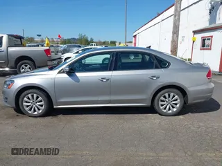 2014 Volkswagen Passat Wolfsburg Edition z VIN 1VWAT7A38EC075514, wystawiony jako IAAI lot #42032834 z przebiegiem 141 015 mil mil oraz . Historia ofert i sprzedaży dostępna na DreamBid. Obrazek 14.
