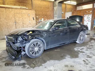 2013 Chrysler 300 S Glacier z VIN 2C3CCAGGXDH733028, wystawiony jako Copart lot #49078055 z przebiegiem Nie podano mil oraz Szkoda całkowita • Salvage title. Historia ofert i sprzedaży dostępna na DreamBid. Obrazek 1.