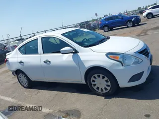 2016 Nissan Versa S z VIN 3N1CN7AP3GL903343, wystawiony jako IAAI lot #42520278 z przebiegiem 106 630 mil mil oraz . Historia ofert i sprzedaży dostępna na DreamBid. Obrazek 14.