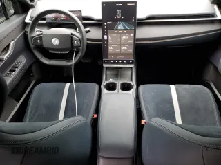 2023 Fisker Ocean One z VIN VCF1ZBU2XPG003443, wystawiony jako Copart lot #50072055 z przebiegiem 7805 mil mil oraz Szkody całkowita. Historia ofert i sprzedaży dostępna na DreamBid. Obrazek 8.