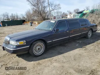 1997 Lincoln Town Car Executive z VIN 1LNLM81W1VY716753, wystawiony jako Copart lot #48891855 z przebiegiem 56 050 mil mil oraz Tytuł czysty. Historia ofert i sprzedaży dostępna na DreamBid. Obrazek 1.