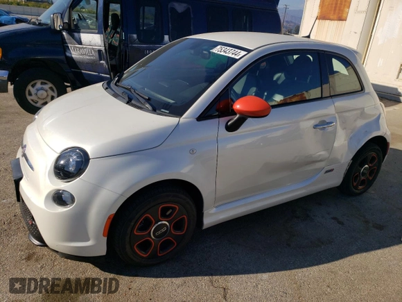 2018 FIAT 500e z VIN 3C3CFFGE3JT465087, wystawiony jako Copart lot #75343744 z przebiegiem 22 850 mil mil oraz Szkoda całkowita • Salvage title. Historia ofert i sprzedaży dostępna na DreamBid. Obrazek 1.