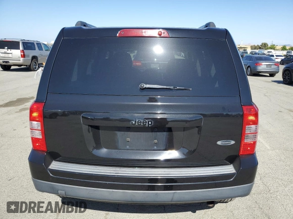 2014 Jeep Patriot Altitude with VIN 1C4NJPBA3ED758528, listed as a Copart auction lot 58076435 with 252,479 mi miles and Clean title. Bid and sale history available at DreamBid. Image 6.