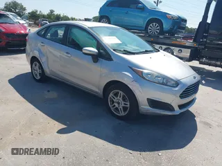 2018 Ford Fiesta SE z VIN 3FADP4BJ9JM100354, wystawiony jako IAAI lot #42007795 z przebiegiem 51 213 mil mil oraz . Historia ofert i sprzedaży dostępna na DreamBid. Obrazek 1.