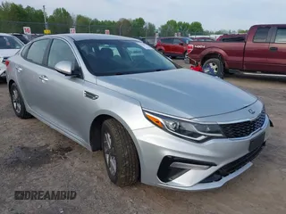 2020 Kia Optima LX z VIN 5XXGT4L38LG444734, wystawiony jako IAAI lot #42220277 z przebiegiem 56 105 mil mil oraz . Historia ofert i sprzedaży dostępna na DreamBid. Obrazek 1.