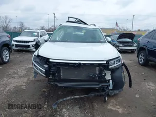 2022 Volkswagen Atlas SE z VIN 1V2KR2CA0NC517561, wystawiony jako IAAI lot #41653225 z przebiegiem 40 782 mil mil oraz . Historia ofert i sprzedaży dostępna na DreamBid. Obrazek 13.