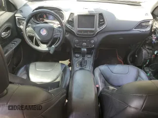 2021 Jeep Cherokee Trailhawk z VIN 1C4PJMBX0MD185078, wystawiony jako Copart lot #63264765 z przebiegiem 92 393 mil mil oraz Szkoda całkowita • Salvage title. Historia ofert i sprzedaży dostępna na DreamBid. Obrazek 8.