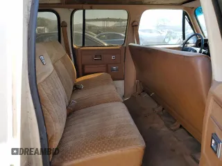 1989 Chevrolet Suburban z VIN 1GNGR26N6KF150544, wystawiony jako Copart lot #50469335 z przebiegiem 21 480 mil mil oraz Czysty tytuł • Clean title. Historia ofert i sprzedaży dostępna na DreamBid. Obrazek 11.