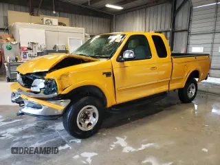 1998 Ford F-150 z VIN 1FTZX18W8WKA28496, wystawiony jako Copart lot #62887064 z przebiegiem 222 623 mil mil oraz Szkoda całkowita • Salvage title. Historia ofert i sprzedaży dostępna na DreamBid. Obrazek 1.