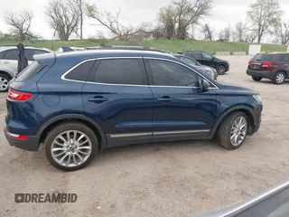 2015 Lincoln MKC z VIN 5LMCJ1A92FUJ36590, wystawiony jako IAAI lot #42130054 z przebiegiem 121 681 mil mil oraz . Historia ofert i sprzedaży dostępna na DreamBid. Obrazek 14.